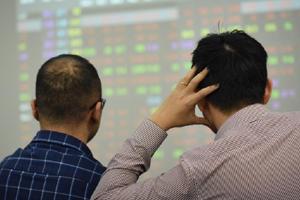 "Chuyển nhà" từ HOSE sang HNX: Liệu có hết “tắc đường” trên “chợ” chứng khoán?