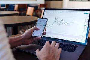 Giảm nhẹ, VN-Index vẫn giữ được mốc 1.180 điểm