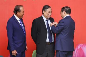 Nguyên hai Phó Thủ tướng được tặng Huy hiệu Đảng