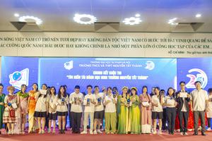 Ca nương nhí Diệu Anh giành quán quân tài năng trường Nguyễn Tất Thành bằng "Ngãi mẹ sinh thành"