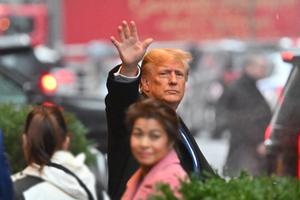 Sự thật đằng sau "mái tóc đổi màu" của ông Trump