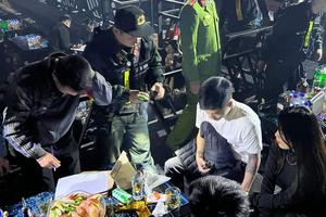 Đột kích tụ điểm ăn chơi khét tiếng thủ đô, phát hiện hàng chục thanh niên dương tính ma túy