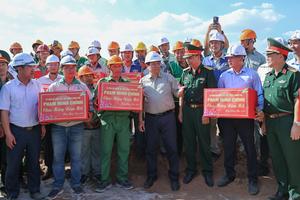 Thủ tướng Phạm Minh Chính thăm động viên, công nhân, người lao động trên công trường các tỉnh phía Nam