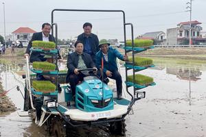 Thủ tướng xuống đồng cùng bà con nhân dân