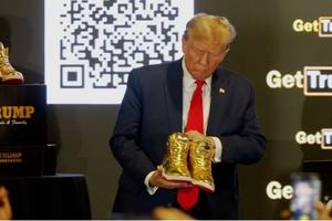 Ông Trump trình làng dòng giày thể thao mới ra thị trường