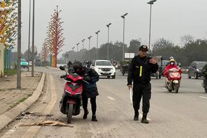 Xoá bỏ tình trạng xe máy đi vào làn ô tô trên Đại lộ Thăng Long