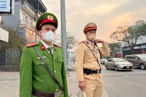 Ra quân hướng dẫn người dân đi đúng làn trên các cây cầu dẫn vào nội đô