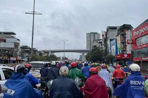 Nhiều tuyến đường ùn tắc trong mưa lớn