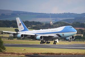 Ăn cắp vặt "tràn lan" trên chuyên cơ chở tổng thống Mỹ