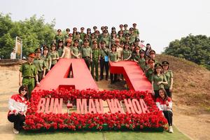 Công an Hà Nội về nguồn thăm hỏi nhân dân Điện Biên