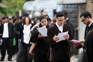 Lại thêm 1 tháng việc làm gia tăng, Fed khó hạ lãi suất sớm