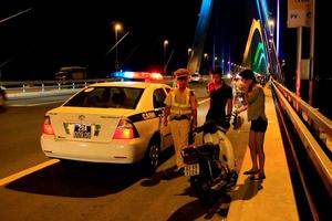 Khuyến cáo không dừng đỗ xe trên cầu Nhật Tân hóng mát