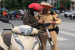 Việc xử phạt, tạm giữ giấy phép lái xe tích hợp trên VNeID thuận tiện cho người dân