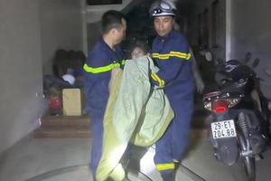Giải cứu người đàn ông mắc kẹt tầng 4 đám cháy rạng sáng