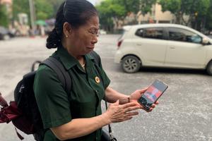 Người dân từ các nơi xa đổ về Nhà tang lễ Quốc gia, xúc động chờ viếng đồng chí Tổng Bí thư