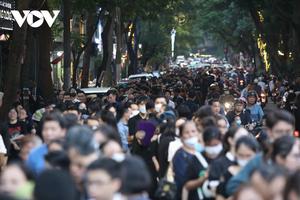 "Xếp hàng dài đến đâu cũng quyết tâm vào viếng Tổng Bí thư"