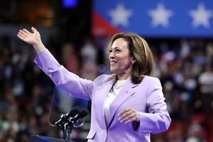 Bà Harris dẫn trước ông Trump ở 5 bang chiến trường