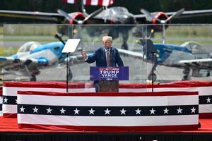 Ông Donald Trump phát biểu sau kính chống đạn khi tổ chức vận động ngoài trời
