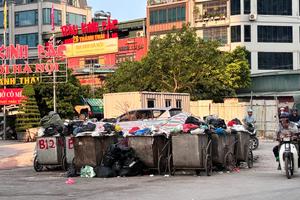 Tồn tại những điểm tập kết rác lấn chiếm lòng đường, gây ô nhiễm