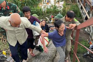 Xót xa cảnh người dân ngập lụt ngoài bãi sông Hồng