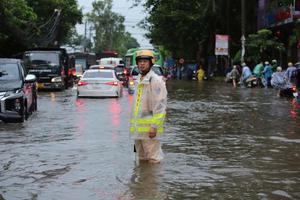 Cảnh báo đường ngập, cấm xe qua cầu… một số tuyến phố ùn ứ tại Hà Nội
