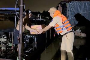 Hoạt động hỗ trợ người dân trong lũ lụt của công an Thủ đô 24h qua