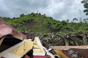 Giáo viên, học sinh trường THPT Mường Hum tại Bát Xát thoát nạn sập nhà bán trú