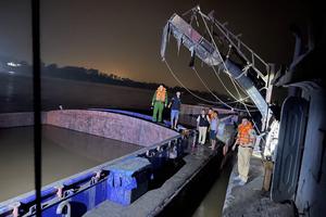 Mật phục xuyên đêm bắt cát tặc trên sông Hồng