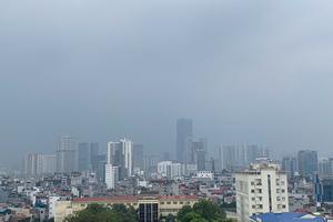 Khói bụi bao phủ bầu trời Hà Nội, gây nguy hại tới sức khỏe người dân