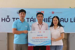 Tạp chí Việt Mỹ cùng VUSAC và Quỹ Hy vọng “Đưa trẻ vượt lũ trở lại trường” tại Lào Cai