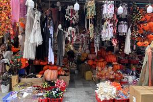 Phố Hàng Mã rực rỡ sắc cam trước ngày lễ Halloween