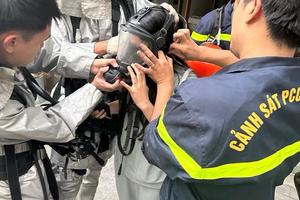 Nhanh chóng hướng dẫn thoát nạn 7 người trong đám cháy ngôi nhà 8 tầng