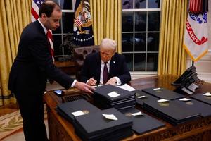 Ngày đầu tiên nhậm chức: Ông Trump ký hàng loạt sắc lệnh, ban hành lệnh ân xá, rút Mỹ khỏi WHO