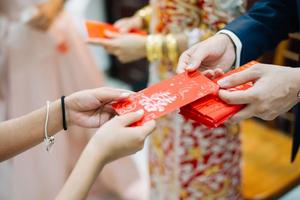 Cho trẻ giữ tiền lì xì ngày Tết, nên hay không?