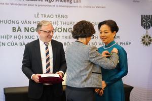 Tiến sĩ Ngô Phương Lan nhận Huân chương Sĩ quan Văn học và Nghệ thuật của Pháp
