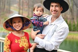 The American - Vietnamese couple lives happily