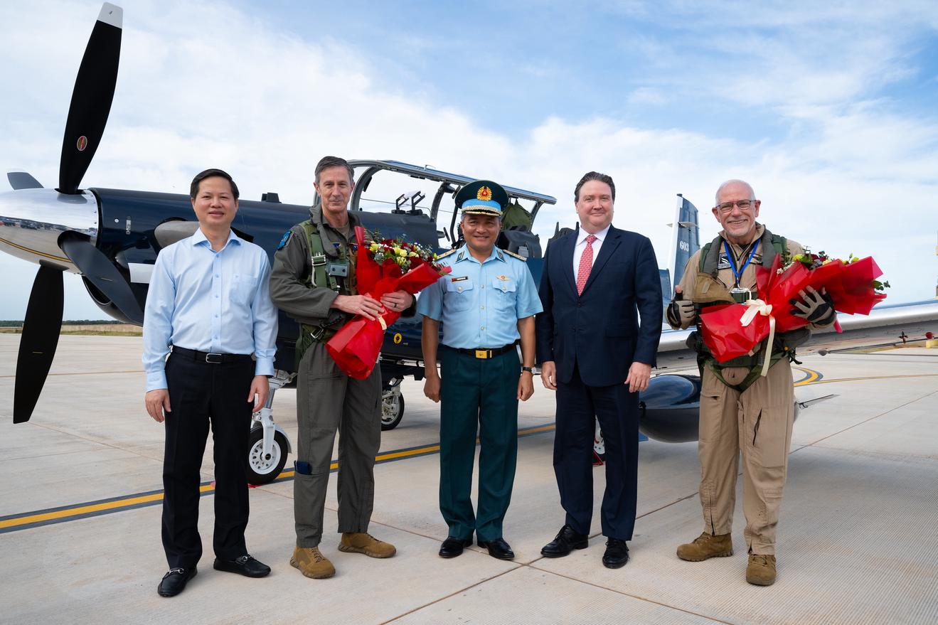 US hands over five T-6C trainer aircrafts to Vietnam