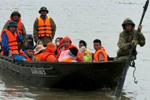 Quân đội yêu cầu điều động lực lượng, phương tiện cao nhất giúp dân chống lũ tại miền Trung