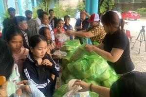 150 suất ăn và hơn 2 tạ bánh chưng tặng bệnh nhân, người dân vùng lũ