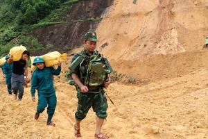 Vào vùng cô lập tiếp tế nhu yếu phẩm cho người dân sau lũ ở Đà Nẵng