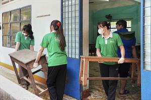 Sinh viên Đại học Đông Á góp sức hồi sinh vùng lũ