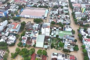 Ngập lụt nghiêm trọng tại Phú Yên cũ, nhiều nhà bị nước lũ cô lập