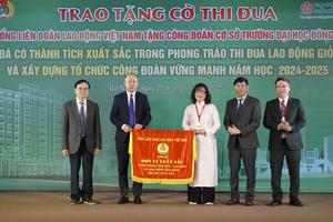 Tổng Liên đoàn lao động Việt Nam trao tặng Cờ thi đua cho Đại học Đông Á