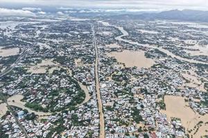 Thương lắm Khánh Hoà! Biển nước mênh mông không quật ngã 'tình người' đứng thẳng