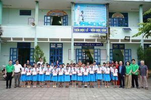 “Chuyến xe yêu thương” từ Đại học Đông Á đến với người dân và học sinh xã Nông Sơn, TP Đà Nẵng