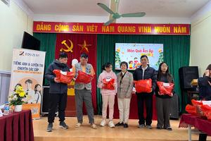 Phường Việt Hưng trao quà năm mới cho các em có hoàn cảnh đặc biệt