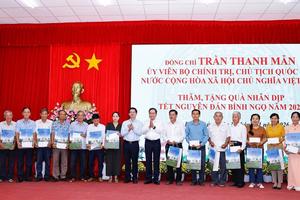 Quan tâm chăm lo các gia đình chính sách, hộ nghèo vui xuân, đón Tết