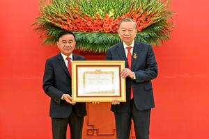 Trao Huy hiệu 45 năm tuổi đảng tặng đồng chí Tổng Bí thư Tô Lâm