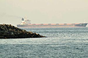 Chiến sự tại Iran: “Nút thắt” có thể làm tê liệt dòng chảy kinh tế toàn cầu