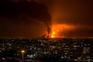 Israel nối lại không kích Iran, đẩy giá dầu vượt mốc 100 USD